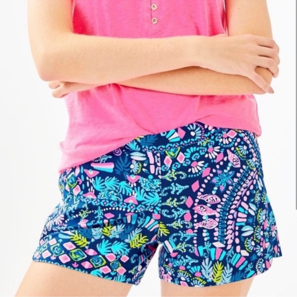 Lilly Pulitzer Ocean View Shorts in Glow Flow, Size medium